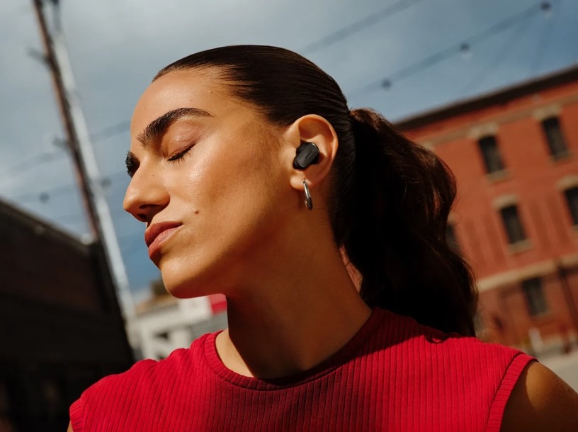 BOSE QuietComfort Ultra Earbuds detalj s naglaskom na Immersive Audio tehnologiju